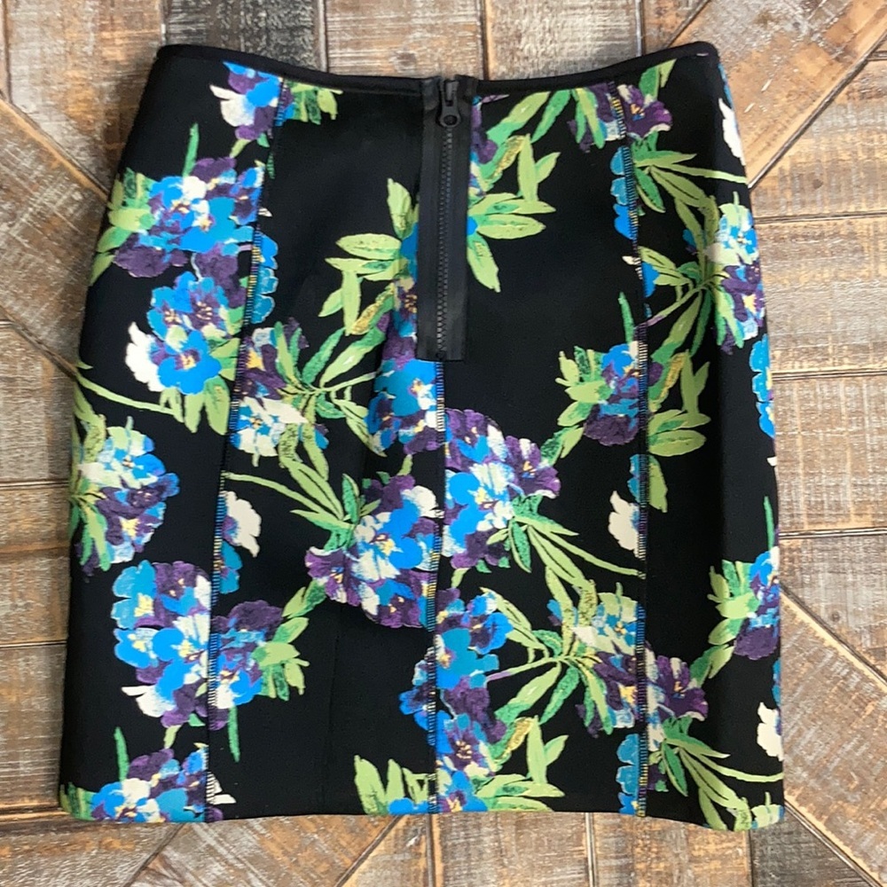 Elizabeth and James Floral Scuba skirt. Medium. - Picture 3 of 4